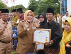 Apel Pagi Perdana di Tahun 2025, Bupati Musi Rawas Hj. Ratna Machmud Berikan Bingkisan Kepada PNS