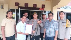 SEKRETARIS DESA SURO SERAHKAN SENJATA API RAKITAN KEPADA POLSEK MUARA BELITI