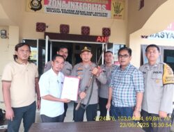 SEKRETARIS DESA SURO SERAHKAN SENJATA API RAKITAN KEPADA POLSEK MUARA BELITI