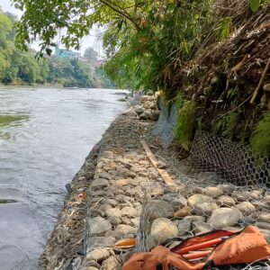 Proyek Perkuatan Tebing Sungai Kelingi di kelurahan Tapak Lebar Menelan Anggaran Miliyaran Rupiah